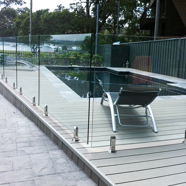 Balustrade en verre à robinet en acier inoxydable sans cadre, balcon transparent minimaliste au bord de la piscine